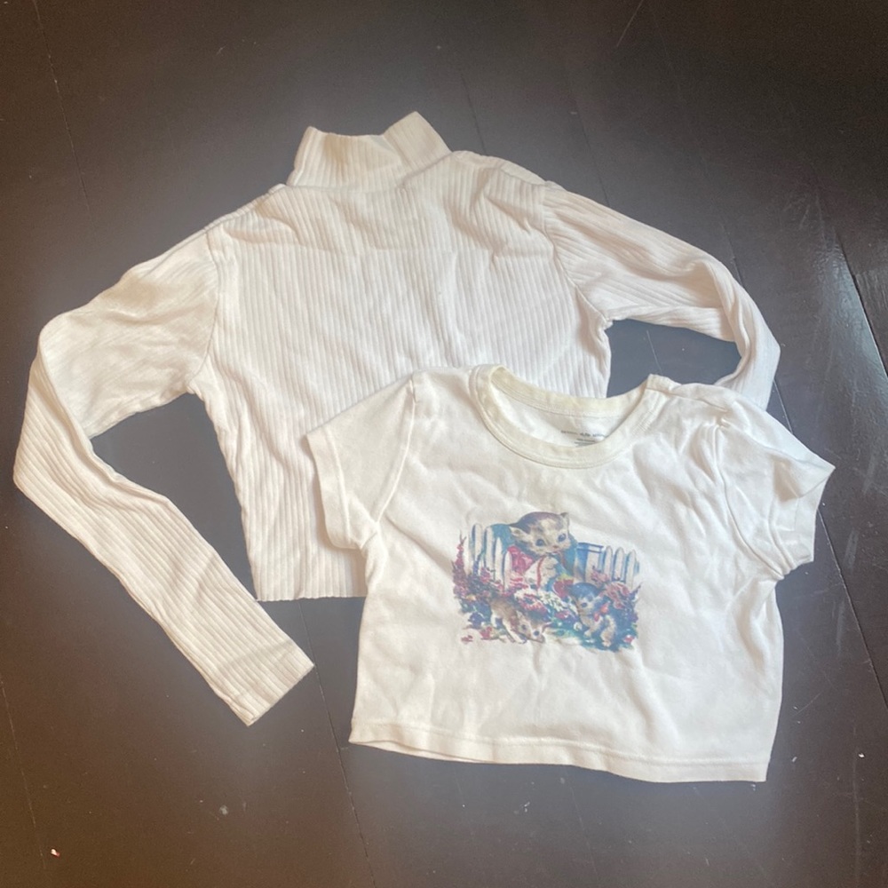 CAT SHIRT AND WHITE TURTLENECK